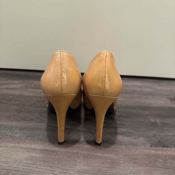 STUART WEITZMAN Nude Platform Pumps Patent Leather Size 6 - Picture 4 of 8
